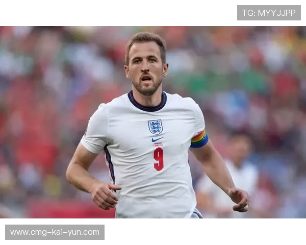 凯恩禁区前摆脱后精准送出直塞，拜仁攻势全面提速